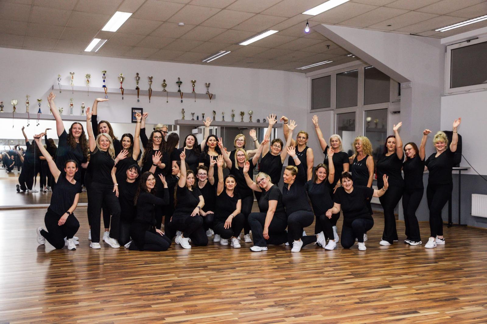 Die Glow Motion Gruppe im Tanzstudio
