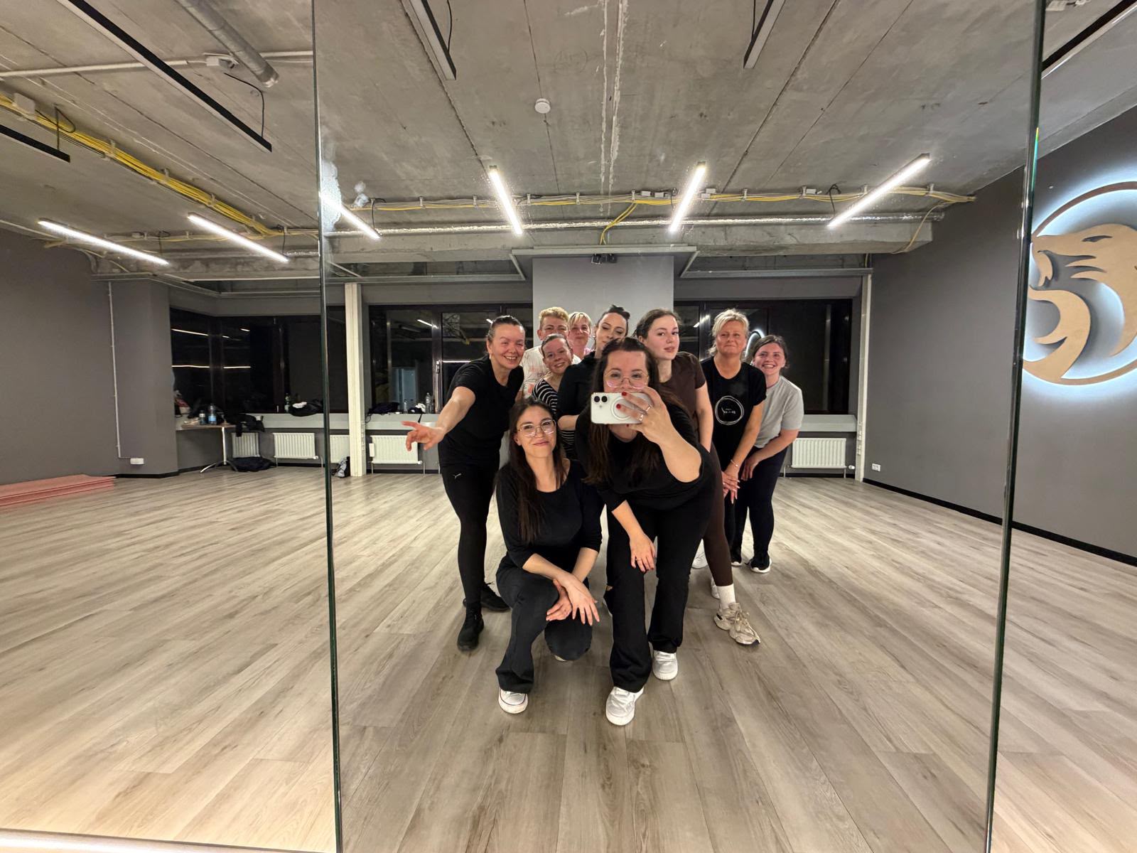 Gruppenfoto im Studio-Spiegel